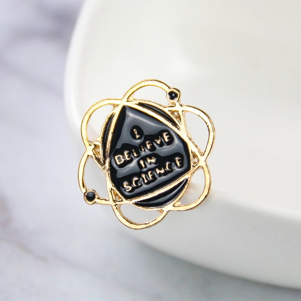 Science Themed Atom Brooch Hun - مراجعة Science Hunter وسعره